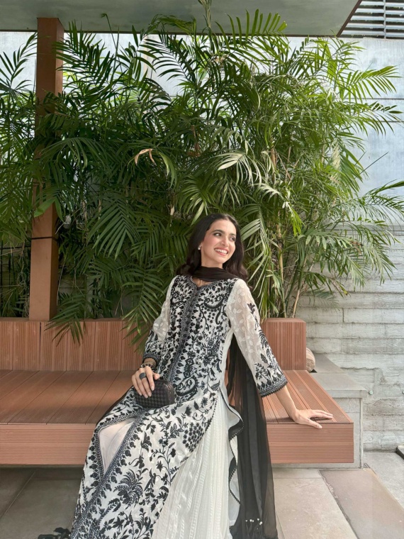 Lilly - Image 6